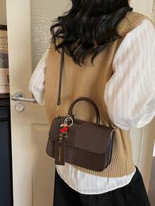 Chiếc túi xách nữ thời trang và đa năng này được làm từ chất liệu màu cà phê nguyên chất, có thẻ chữ tiếng Anh và mặt dây chuyền hình quả anh đào đỏ. Được thiết kế hình vuông nhỏ gọn, túi có quai xách tay, dây đeo vai dài có thể điều chỉnh và đường may tinh tế. Có thể đeo trên vai, đeo chéo hoặc xách tay, phù hợp cho các cô gái đi chơi, mua sắm, hẹn hò, công tác, du lịch, đi làm hàng ngày và nhiều dịp khác. - Cà phê - Xem 4