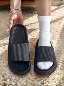 4-Jahreszeiten Mode Bestseller vielseitige Herren Slide Sandalen, EVA dicke Sohle weicher Boden Multifunktions Schuhe, einfaches vertikales Streifendesign mit einzelnem Loch, leicht & bequem für Innen/Außen, Badezimmer, Hausschuhe, Unisex Paare Lässig, Dusche, Lässig, Strandurlaub leichte Sandalen, komplett passende Fußbekleidung