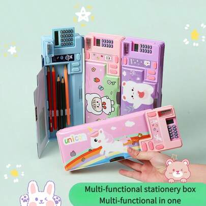 这款2026新款多功能塑料文具盒（1件装）是一款创意双面磁性铅笔盒，专为小学生设计。它配有卷笔刀、笔插、橡皮擦盒、电脑、课程表，还可以写上名字。是开学季的必备之选。