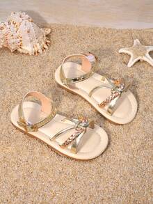 1 Pair Of Girls' Gold Brown Color Blocked Sandals, With A Metal Upper And A Clip On Design, Woven Straps And Open Toe Style, Flat And Comfortable, Versatile And Exquisite Style For Girls' Shoes, Suitable For Weekend Shopping And Outdoor Garden Trips - Gold - View 5