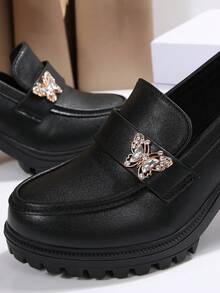 2025 New Women's Loafers: Black High-Heeled Design, Gold Butterfly Embellishment, Pearl Anklet, Paired With Distressed Jeans, Against A Stylish Floral Stone Wall Backdrop, Elegant Everyday Women's Shoes. - màu đen - Xem 8