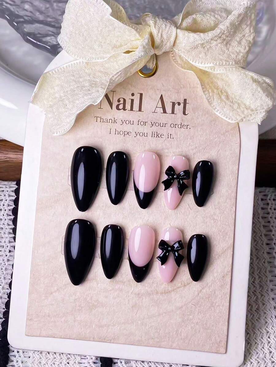 Bộ 10 miếng dán móng tay thủ công hình hạnh nhân màu đen, trang trí nơ, với đầu móng được sơn đen thủ công và điểm nhấn là nơ ruy băng đen. Thanh lịch, lãng mạn nhưng tối giản, bộ dán móng này toát lên vẻ sang trọng, gợi cảm và nhẹ nhàng. Thích hợp cho sử dụng hàng ngày, hẹn hò, xem hòa nhạc và các dịp kinh doanh nhẹ nhàng, một món quà tuyệt vời dành cho phụ nữ và các cô gái. - Nhiều màu - Xem 1