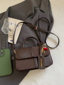 Chiếc túi xách nữ thời trang và đa năng này được làm từ chất liệu màu cà phê nguyên chất, có thẻ chữ tiếng Anh và mặt dây chuyền hình quả anh đào đỏ. Được thiết kế hình vuông nhỏ gọn, túi có quai xách tay, dây đeo vai dài có thể điều chỉnh và đường may tinh tế. Có thể đeo trên vai, đeo chéo hoặc xách tay, phù hợp cho các cô gái đi chơi, mua sắm, hẹn hò, công tác, du lịch, đi làm hàng ngày và nhiều dịp khác. - Cà phê - Xem 7