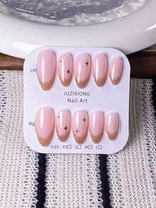 10片手工制作的杏仁形金色闪粉法式美甲贴纸，饰以手绘金色水钻和金色星芒。优雅浪漫又不失简约，这款美甲贴纸套装展现出奢华、性感、轻盈的高级美感。适合日常佩戴、约会、音乐会和轻度商务场合，是送给女性和女孩的绝佳礼物。 - 彩色 - 查看 3