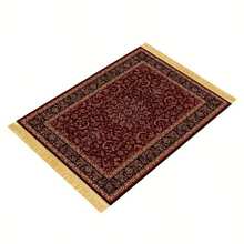 1件红色背景卷轴复古图案装饰垫，采用经典的红色底色，饰以蓝色和白色卷轴花卉复古图案，融合了波斯复杂的设计和艺术装饰美学，色调丰富而庄严，适合营造神圣的仪式氛围。 - 彩色 - 查看 9