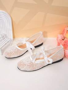 1双女童白色蕾丝蝴蝶结平底鞋，鞋面采用蕾丝材质，蝴蝶结装饰+露肤设计，圆头浅口款式，平底轻便，优雅仙气，适合舞蹈表演和家庭聚会等场合。 - 白色 - 查看 5