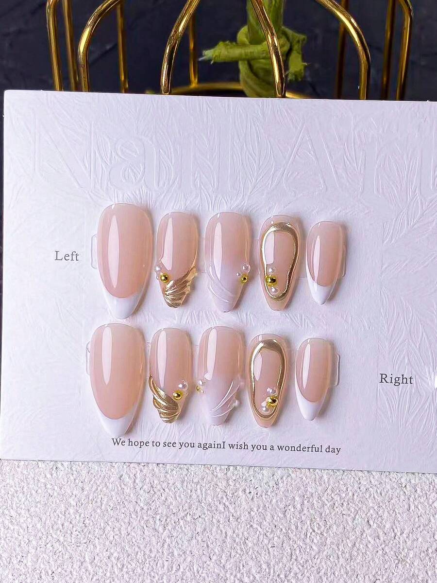 10片手工杏仁形金色法式美甲贴纸，采用白色渐变设计，饰以手工金色法式镜面粉、金色圆圈和手绘白色法式渐变甲尖，并点缀金色珠子。优雅浪漫又不失简约，这款美甲贴纸套装散发着高端气息。美甲用品 手工按压式美甲 - 彩色 - 查看 1