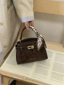 新款时尚纯色女士高端手提包，饰以字母丝巾，磁扣开合，顶部提手方便单手携带，可调节肩带可单肩或斜挎，宽敞的内部空间可容纳钥匙、口红和日常必需品，适合女性、女大学生、通勤、外出、约会、购物、旅行、商务和日常使用，是一款适合任何场合的高品质手提包。 - 咖啡 - 查看 2