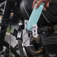 可旋转折叠式摩托车和电动车水杯架 - 无需电源，便携式设计，带安全夹，适用于自行车/汽车，抓力强，坚固耐用，塑料材质，是户外骑行的理想之选。