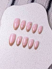 10片手工制作的杏仁形金色闪粉法式美甲贴纸，饰以手绘金色水钻和金色星芒。优雅浪漫又不失简约，这款美甲贴纸套装展现出奢华、性感、轻盈的高级美感。适合日常佩戴、约会、音乐会和轻度商务场合，是送给女性和女孩的绝佳礼物。 - 彩色 - 查看 4