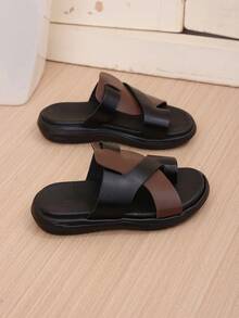 1双黑色和棕色加大码儿童交叉绑带坡跟凉鞋，PU材质，柔软防滑，圆头设计，轻便舒适，休闲百搭，适合5-15岁男孩女孩，居家、海滩、户外、夏季皆宜。 - 黑色 - 查看 10