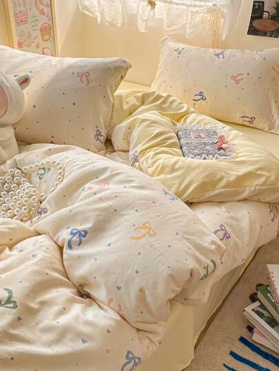 Bộ chăn ga gối 4 món có thể giặt được, họa tiết trái tim và nơ hai mặt (1 vỏ chăn, 1 ga trải giường, 2 vỏ gối), với thiết kế in đơn giản và tươi mới, mềm mại và thân thiện với da, làm dịu mắt, phù hợp cho mọi mùa, có khóa kéo, lý tưởng để trang trí phòng ngủ trong khách sạn, phòng ngủ, phòng khách và ký túc xá, không gây dị ứng, dễ chăm sóc, thời trang và nhẹ, thoáng khí, không gây dị ứng, dễ bảo quản, kiểu dáng đơn giản và hiện đại.