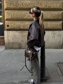 女士翻领短款外套，长袖设计，带口袋，PVC皮革材质 - 紅木色 - 查看 3