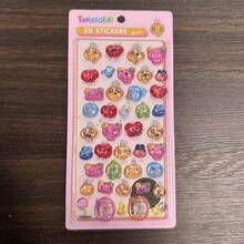 1张动漫卡通贴纸，可爱小猫咪图案，可重复使用防水贴纸，DIY手工贴纸，适用于DIY手机壳、DIY笔记本贴纸、DIY工艺品、笔记本电脑、礼品包装、派对装饰，是完美的节日礼物，也是送给粉丝和朋友的礼物。