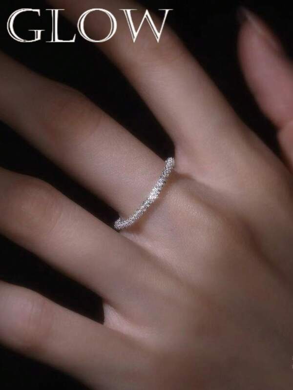 Un anello minimale semplice, delicato e leggero, adatto per le giovani donne da indossare quotidianamente e per le feste.