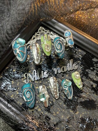 10 st. Mandelnagelakrylkit, Blå & Silver & Gröna naglar, Blå kattögon, 3D-stereopärlor & diamanter, nageltillbehörsdekoration, färgglada nagelstenar, handgjorda kromnagelpuder & prickiga naglar, nagelkonstset i Y2K-stil, lämplig för kvinnor och tjejer på festivaler, dagligen, sammankomster, fester, levereras med 1 mininagelfil och 1 dubbelsidig självhäftande etikett.