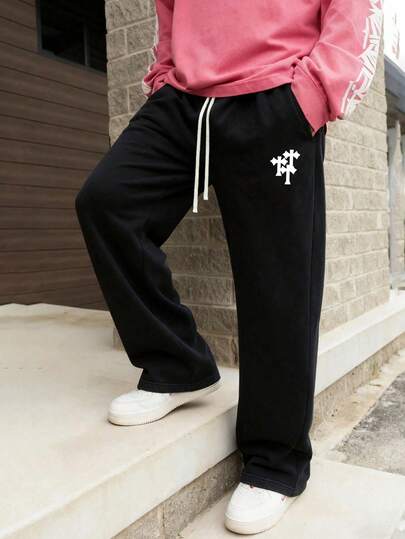 男士春夏日常休闲裤：透气舒适，十字图案宽松休闲裤，采用混色面料，十字图案装饰，弹性抽绳腰带，宽松裤脚和侧袋。是春夏日常出行和休闲放松外出的理想之选。