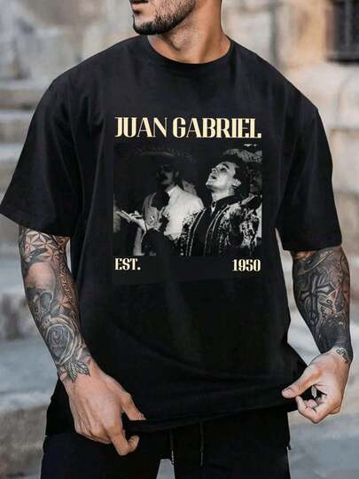 Camiseta gráfica de JUAN GABRIEL, Fundado en 1950 - Diseño exclusivo con ilustraciones artísticas de dos personas, ideal para un estilo casual y arriesgado - Perfecta para usar en cualquier ocasión al aire libre, cómoda y con un toque urbano.
