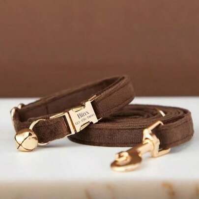 Conjunto Personalizado de Coleira e Guia para Gato/Cachorro na Cor Chocolate Veludo, Incluindo Placa de Identificação Gravada (Nome e Número de Telefone), Pingente de Sino Dourado, Presente Unissex para Animais de Estimação Adequado para Festa, Ação de Graças/Natal, Coleira para Gato, Colar Anti-Perda para Gato, Sino de Coleira, Sino Gravado Ajustável, Acessórios para Animais de Estimação