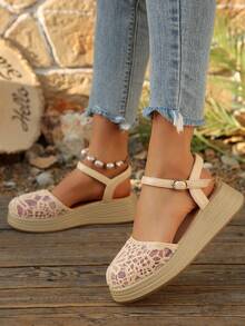 Teens' Platform Sandals With Hollow-Out Design. The Toe Area Features A Woven Design, The Heel Is Reinforced, And Adjustable Shoelaces Are Provided To Ensure A Secure Fit. The Comfortable And Lightweight Sole Is Suitable To Pair With Dresses, Skirts, Or Casual Outfits.