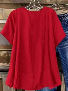 女士加大码V领短袖衬衫，带纽扣细节，春季款式 - 紅色 - 查看 2