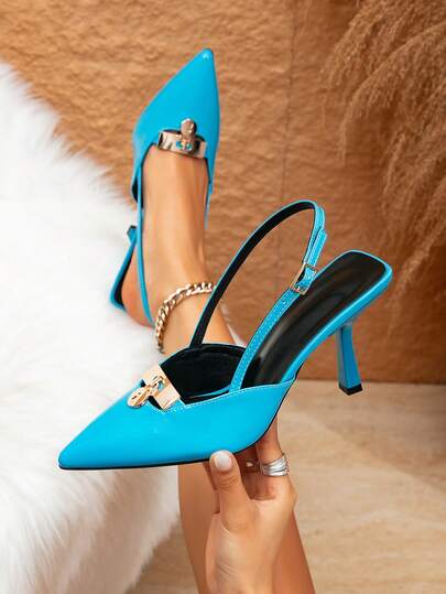 Giày sandal cao gót mũi nhọn, quai cài, màu xanh nhạt bóng, chất liệu da, dành cho nữ, kiểu dáng thời trang độc đáo.