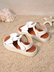 1 Pair Of Girls' Shoes With White Bow And Thick Sole Sandals, Featuring A Three-Dimensional Bow Design On The Upper And A Low Cut Design With Exposed Toes. The Thick Sole Is Soft And Fashionable, Making It Suitable For Holiday Family Gatherings And Daily School Trips - White - View 4