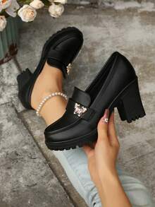 2025 New Women's Loafers: Black High-Heeled Design, Gold Butterfly Embellishment, Pearl Anklet, Paired With Distressed Jeans, Against A Stylish Floral Stone Wall Backdrop, Elegant Everyday Women's Shoes. - màu đen - Xem 5
