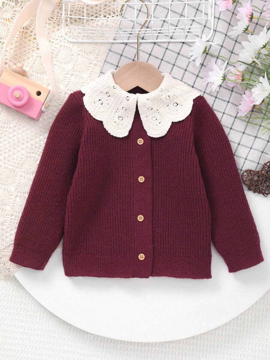 Áo khoác len cho bé gái tuổi teen với viền thêu hoa.