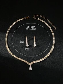 一套奢华的三件套饰品，镶嵌璀璨夺目的水晶锆石，包括一条项链和一副耳环，专为女性打造。这套饰品非常适合女性在参加派对、舞会、婚礼和其他节日活动时佩戴。优雅的锁骨链。