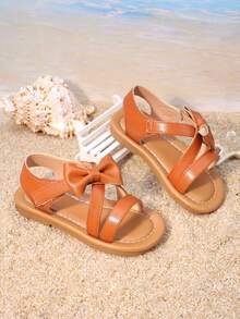 1 Pair Of Girls' Shoes With Caramel Brown Bow Sandals, The Upper Is Made Of Faux Leather Material, With Bow And Cross Strap Design, Exposed Toe Low Top Style, Flat Bottom Lightweight, Casual Retro Style Sandals, Suitable For Park Picnics And Children's Afternoon Tea - Brown - View 3