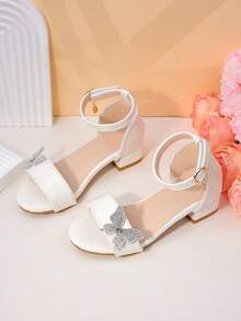 1 Pair Of White Glitter Girl's Sandals, Featuring A Shiny Upper With Adjustable Straps For A Snug Fit. Adorned With Rhinestone Butterflies And A Toe-Exposing Design, These Low-Heeled, Slip-Resistant Shoes Exude Delicate Fairy Charm, Perfect For Bridal Flower Girls Or Festive Evening Parties - Silver - View 5