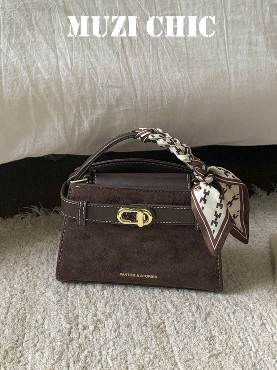 新款时尚纯色女士高端手提包，饰以字母丝巾，磁扣开合，顶部提手方便单手携带，可调节肩带可单肩或斜挎，宽敞的内部空间可容纳钥匙、口红和日常必需品，适合女性、女大学生、通勤、外出、约会、购物、旅行、商务和日常使用，是一款适合任何场合的高品质手提包。 - 咖啡 - 查看 1