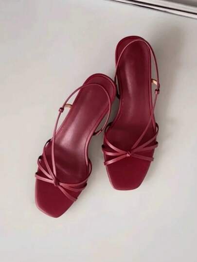 2026 Nya europeiska och amerikanska sommarsandaler med öppen tårem, mångsidiga lädersandaler med kattungehäl och rygglösa sandaler för kvinnor