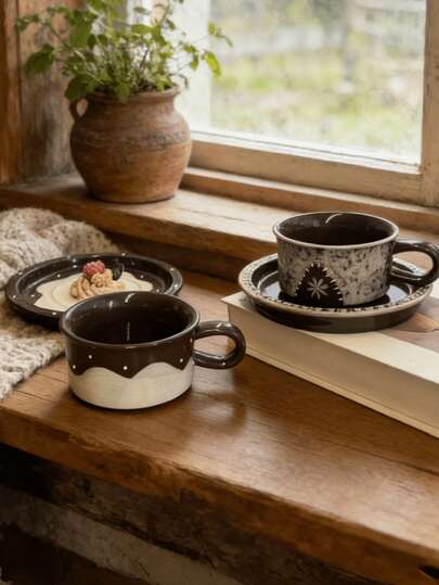 Bộ tách và đĩa sứ cổ điển, men đen xám lốm đốm, trang trí hoa văn vẽ tay, dung tích lớn có tay cầm, thích hợp dùng để phục vụ cà phê, tráng miệng, bữa sáng. Phù hợp với phòng khách, phòng học, phòng ăn theo phong cách retro. Món quà lý tưởng cho người yêu thích đồ cổ, người sống độc thân và người đam mê cà phê.