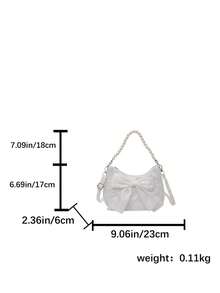 这款可爱百搭的斜挎包饰有蝴蝶结和珍珠，采用尼龙拉链和可调节肩带，适合日常使用、上学、旅行，可轻松收纳日常必需品。这款多功能单品时尚前卫，可轻松搭配各种风格和场合。 - 白色 - 查看 9
