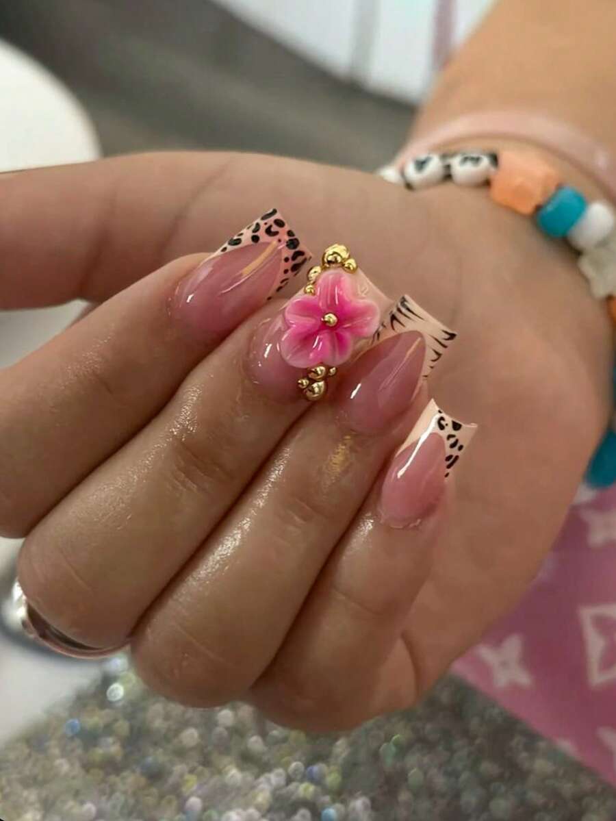 【情人节礼物】10片Y2K风格 | 黑色图案+粉色花朵美甲贴片 | 手工法式方头美甲贴片 | 饰有3D立体花朵、黑色纹理和金色点缀的假指甲 | 甜美吸睛，四季必备美甲贴片 | 适合工作、派对和日常佩戴 | 送给女性和女孩的最佳礼物 手工美甲贴片
