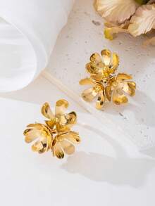1 Pair Women's Stylish Creative Personalized Golden Luxurious 3D Realistic Flower Stud Earrings - Yellow Gold - View 3
