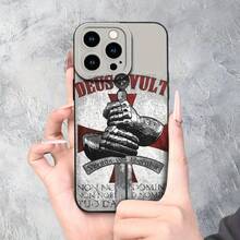 Un Cruzado Europeo - Caballero de Armadura Retro DEUS VULT - Patrón Duradero| Protección de cámara| A prueba de golpes y resistente a caídas| Antideslizante Mate| Lujo discreto, impresión UV adecuada para iPhone 16/15/14/13/12/11/XS/XR/X/7/8/Plus/Pro/Max - Funda suave de TPU negra, preferida para primavera y verano, regalo para uso personal, evento de Halloween,  de verano - Colores mezclados - Ver 1
