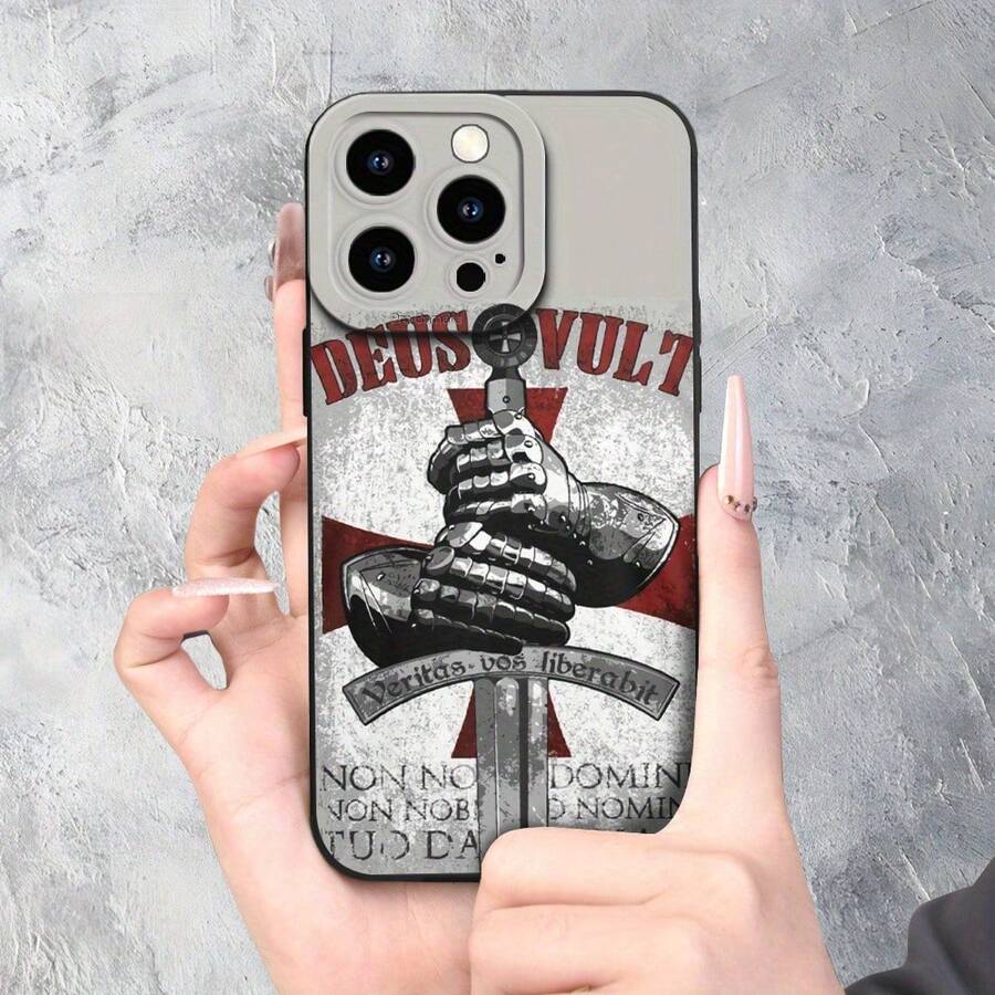 Un Cruzado Europeo - Caballero de Armadura Retro DEUS VULT - Patrón Duradero| Protección de cámara| A prueba de golpes y resistente a caídas| Antideslizante Mate| Lujo discreto, impresión UV adecuada para iPhone 16/15/14/13/12/11/XS/XR/X/7/8/Plus/Pro/Max - Funda suave de TPU negra, preferida para primavera y verano, regalo para uso personal, evento de Halloween, de verano - Colores mezclados - Ver 1