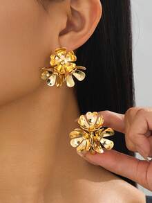 1 Pair Women's Stylish Creative Personalized Golden Luxurious 3D Realistic Flower Stud Earrings - Yellow Gold - View 1