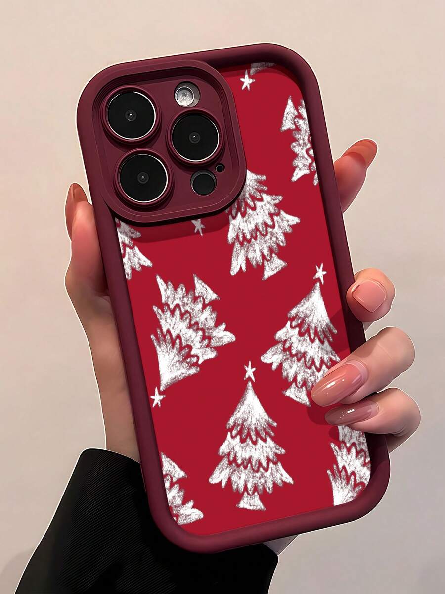 Árboles de Navidad sobre fondo rojo con un estampado festivo. Esta elegante funda es compatible con los modelos 17, 16, 15, 14 Pro Max, 13, 12, 11, XR y XS Plus. Fabricada en silicona de vidrio, ofrece protección contra golpes y caídas, además de una sensación superior. Es un regalo ideal para familiares, amigos y seres queridos, y una opción perfecta para Año Nuevo. - Burdeos - Ver 1