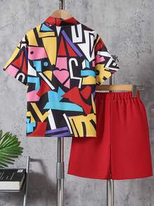 Conjunto infantil masculino casual com camisa de manga curta com estampa de letras e grafite, gola polo e shorts lisos, ideal para primavera/verão. - Vermelho - Ver 2