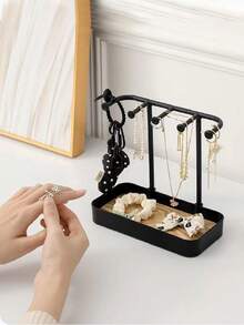 珠宝展示架桌面收纳托盘，可收纳耳环、项链和戒指，配有铁质吊坠挂钩和木质托盘，可放置发圈和配饰，是阳光旅行、酷炫返校的理想礼物，也可作为珠宝盒、珠宝架、收纳架、生日或情人节礼物（颜色、款式和配件随机发货）。 - 彩色 - 查看 2