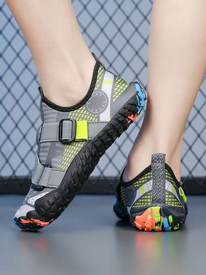 1 par de zapatos cómodos y transpirables para playa y natación para niños, con bloques de color asimétricos, de slip-on con correa ajustable, zapatos de agua ligeros