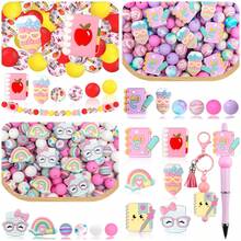 28 piezas Cuentas de silicona con tema de aprendizaje, incluyendo: 3D Manzana roja de cuaderno, Pajarita de silicona rosa, Cuentas redondas de flores pequeñas de colores para hacer joyas, aretes, collares, bolsos, cadenas de teléfono, brochas de maquillaje, manualidades DIY, adecuado para regalos de vacaciones, cumpleaños, vuelta al cole, Halloween, Acción de Gracias, Navidad - Serie de papelería - Ver 12
