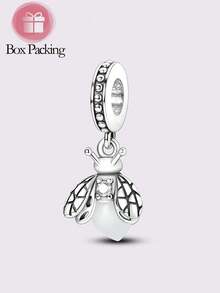 1 件原创设计银色夜光鲸鲨吊坠 - 金色和银色可选。时尚现代的设计，搭配微妙的夜光涂层，以鲜艳的蓝色凸显鲸鲨的标志性轮廓。轻盈、低致敏性，百搭各种服饰。一款时尚低调的配饰，是海洋爱好者的理想之选。 - 銀色 - 查看 12