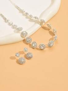 مجموعة قلادة أنيقة من 3 قطع مرصعة بالكريستال للعرائس والسيدات، مجموعة مجوهرات فاخرة مناسبة للأعراس وهدايا أعياد الميلاد والحفلات - فضي ZT4067 - مشاهدة 3