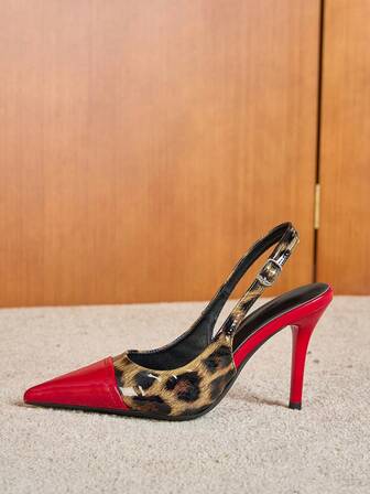 Leopardmönstrade färgblocksandaler med spetsig tå och röd enrem med låg vamp och stilettklack för kvinnor