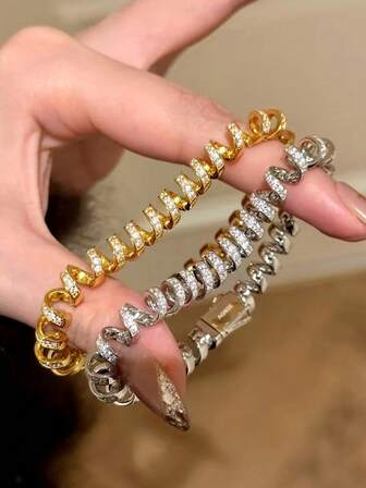 镶满钻石的奢华电话线手链，时尚优雅